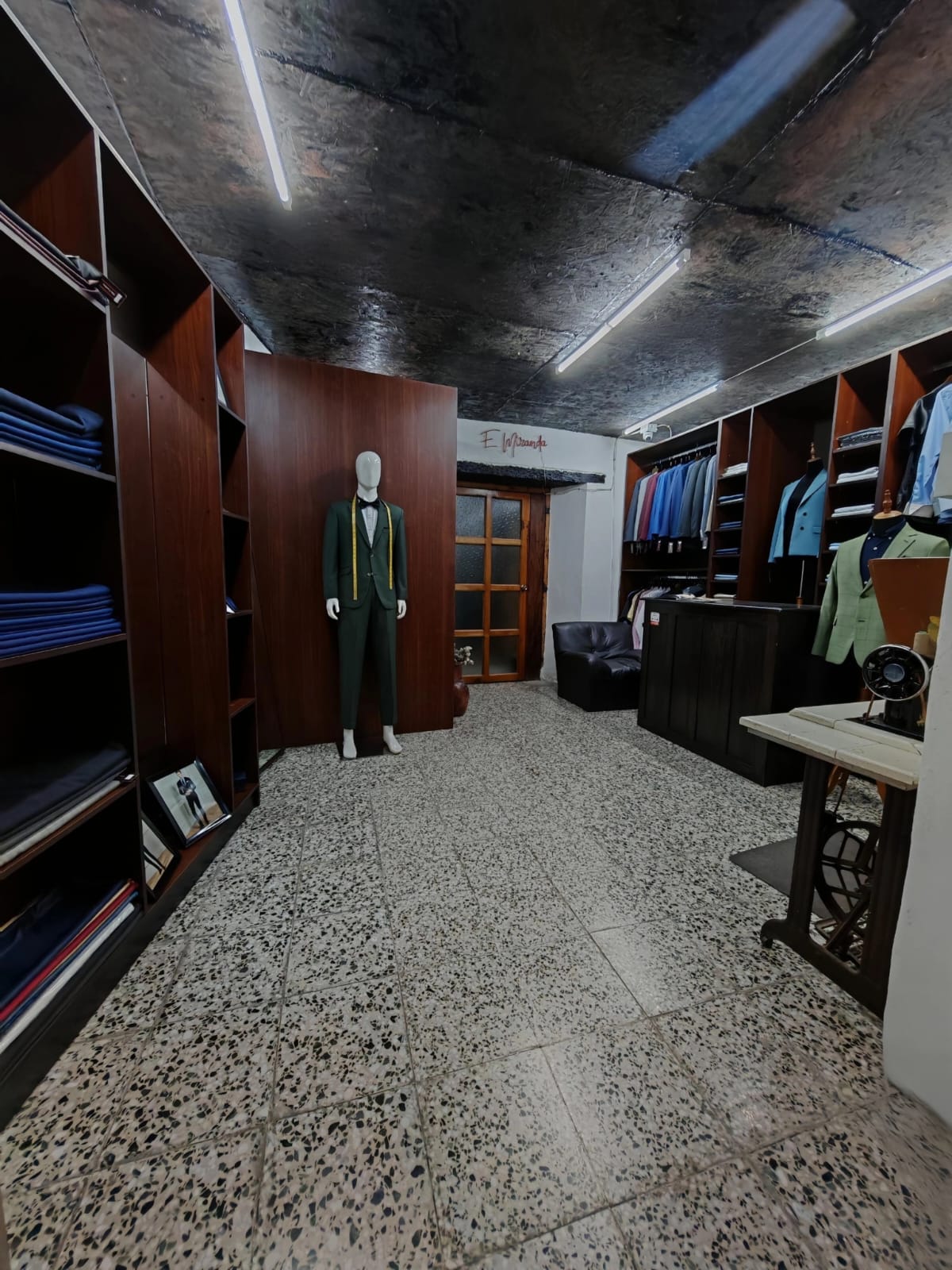 Sastrería E. Miranda en Antigua Guatemala confeccionando trajes a medida y alta costura